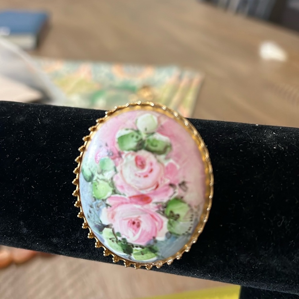 Hand painted brooch - Picture 3 of 5